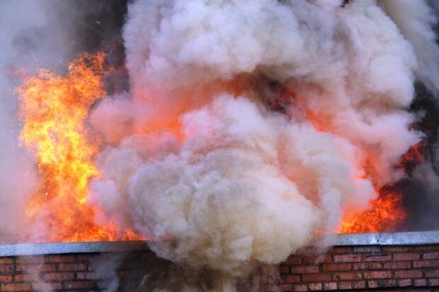 "Женщину из окна тащили": большой пожар в жилом доме обсуждают во Владивостоке
