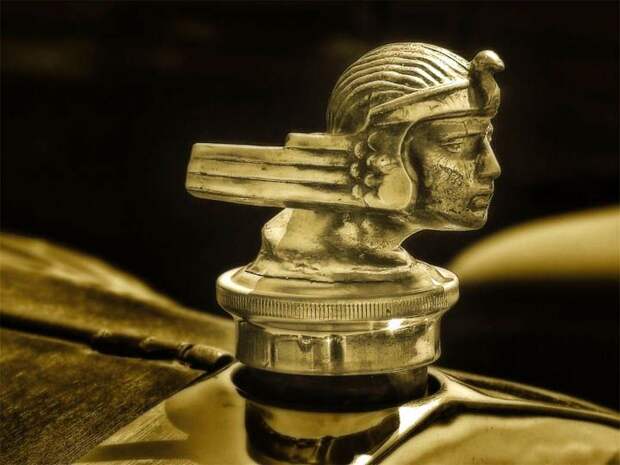 Автомобильные эмблемы на капотах (33 фото)