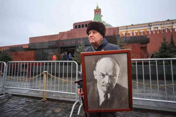 Большинство россиян поддержали погребение тела Ленина