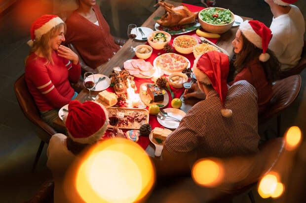 Эксперт Борьессон: за новогодним столом не нужно поддерживать все разговоры