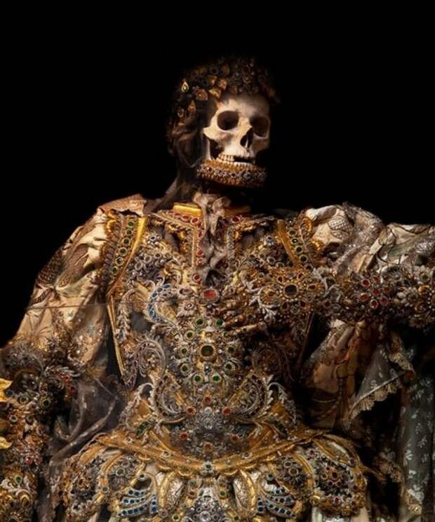 В конце XVIII века австрийский император Иосиф II издал указ, по которому следовало бороться с религиозными суевериями и большинство подобных скелетов было уничтожено интересное, исторические факты, мощи, святые, святыня, теперь вы знаете больше