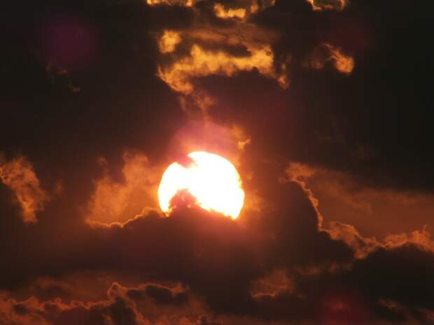 Солнце ударило по Земле "каннибальским выбросом". Начался шторм - самый сильный за 20 лет