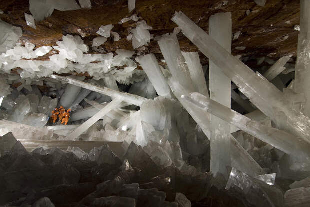 В пещере огромных кристаллов