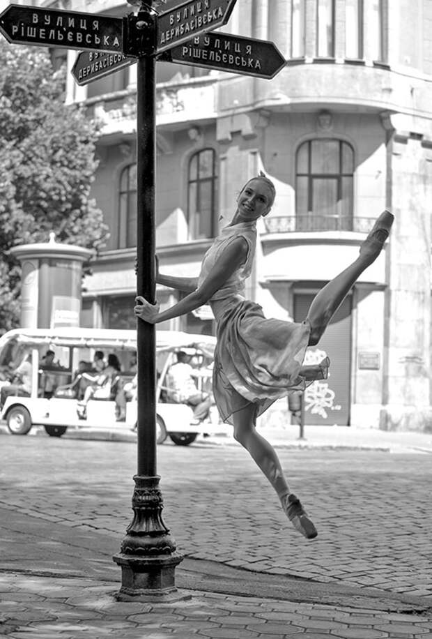 Танцующая Одесса - артисты труппы одесского театр оперы и балета танцуют на улицах города / Odessa City Ballet by Andrey Stanko