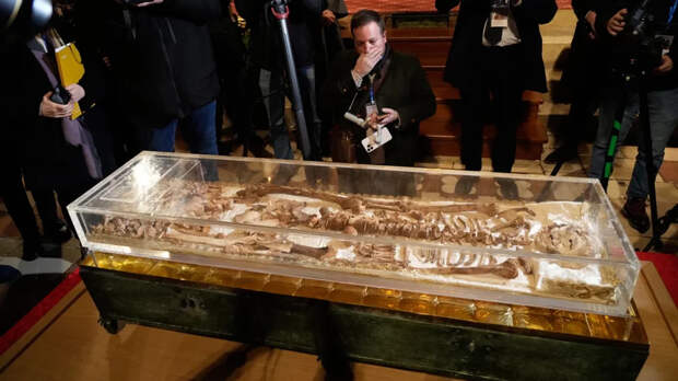 Мощи святого Франциска впервые за полвека выставили в Италии