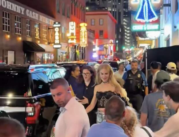 Актриса Николь Кидман пришла на вечеринку в кружевном корсете с декольте