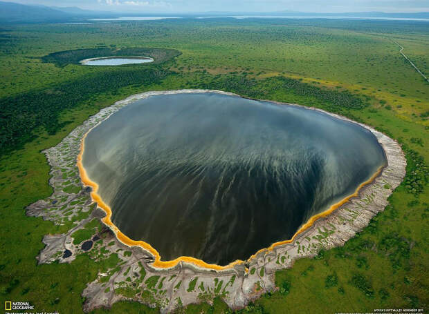 Кратерное озеро в рифтовой долине, Африка