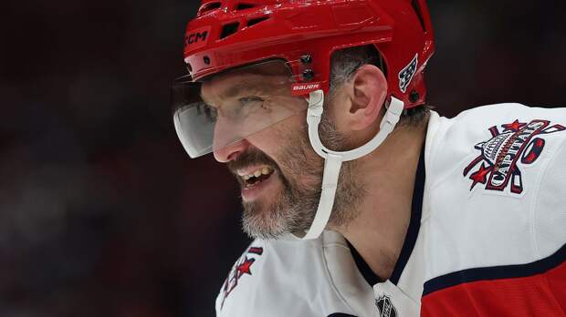 Овечкин обменял шайбу на пачку Cheetos от 10-летней болельщицы. Девочка заплакала от счастья