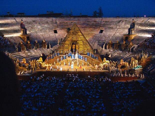 Арена ди Верона — самое фееричное место проведения оперных действ.