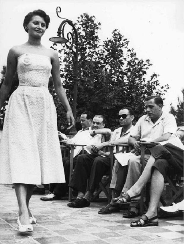 Но в 1950-м году обычная девушка, которую впоследствии будут называть «легендой кино», начинала свой путь с конкурсов красоты.