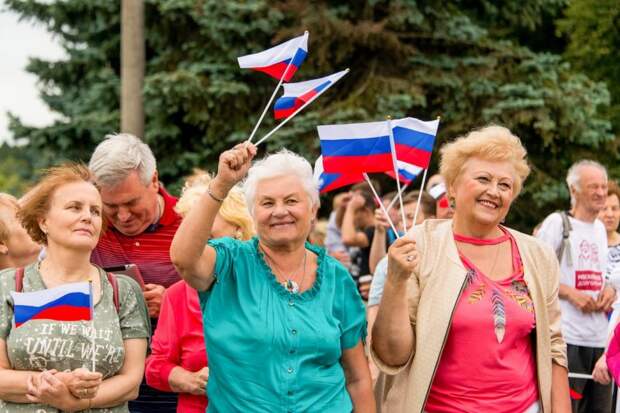 Патриотический флешмоб «Самый длинный флаг» прошел в Москве на Поклонной горе. Фото: Ю. Иванко mos.ru