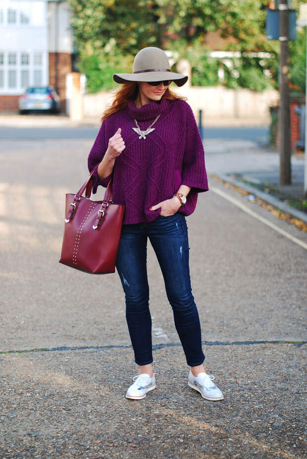 Seventies style - oversized purple knit, floppy hat