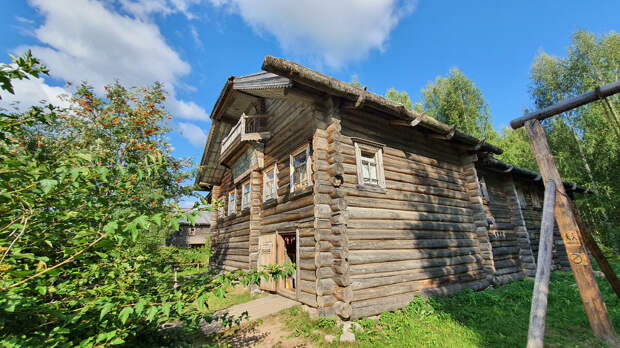 Дома в деревне Верхние Мандроги