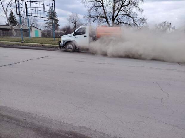 Шурует так, аж пыль столбом