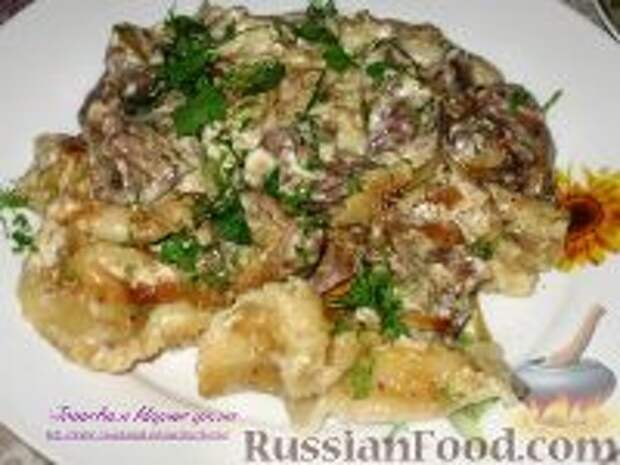 Фото к рецепту: Вареники с картофелем, тушенные с куриной печенью в горшочках