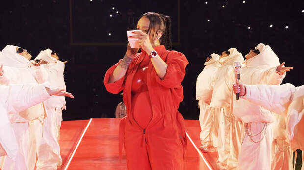 Рианна с пудрой Fenty Beauty во время шоу Apple Music Super Bowl LVII Halftime Show на стадионе State Farm Arena, Атланта, 12 февраля 2023 года