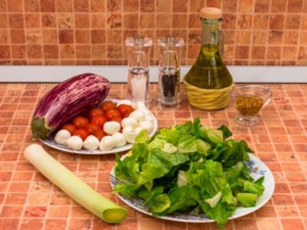 Салат с баклажанами, помидорами и моцареллой. Ингредиенты