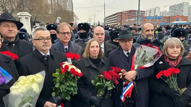 Водолазкин совсем другое время. Книга для…. Эль бланк сирена иной реальности. Другие времена книга. Водолазкин книги.