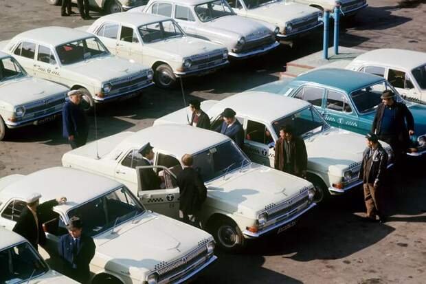 Стоянка такси в конце 1970-х фото