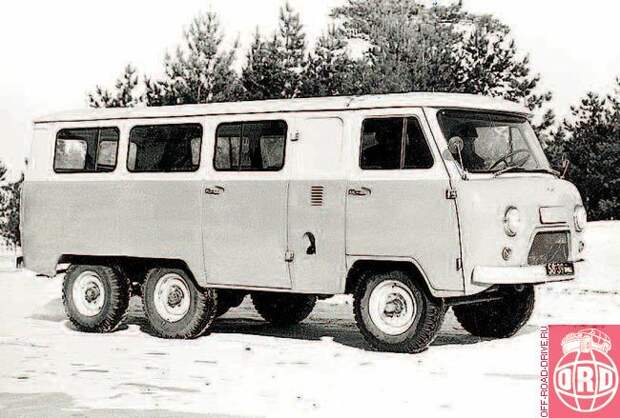Опытный 16-местный микроавтобус с колесной формулой 6x6. 1975 год. Еще ранее был построен образец бортового грузовика 6x6, который все еще служит внутризаводским транспортом.