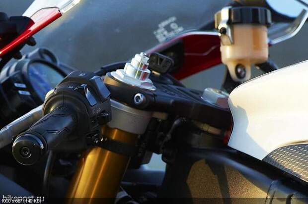 Фотографии спортбайка Yamaha YZF-R1 2012