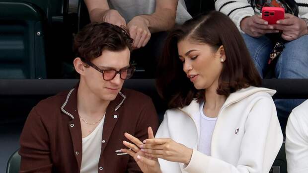 Зендая призналась, что присутствие Тома Холланда на съёмках её расслабляет: «Он невероятно успокаивает»