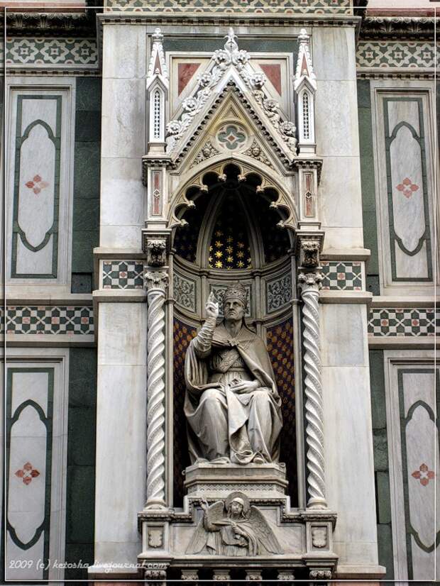 34) Скульптура Апостола на фасаде Дуомо