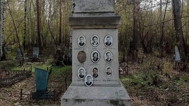 Вандалы осквернили могилу группы Дятлова в Екатеринбурге