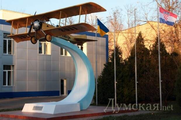 Памятник построенному в Одессе самолету Первой Мировой войны "Анатра-Анасаль"