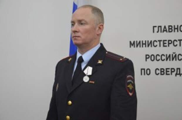 Министр МВД наградил свердловского полицейского за спасение ребенка