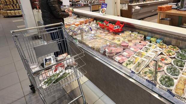 В Роскачестве дали советы по выбору готовой еды в супермаркетах