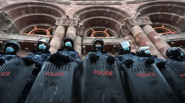 Протестующие в Ереване попытались сорвать визит Пашиняна в Москву