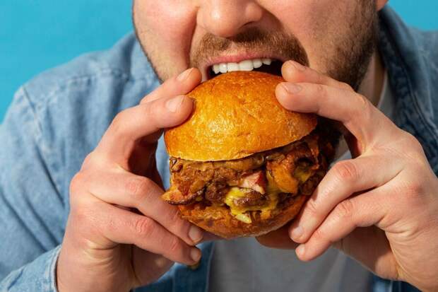 PNAS: ожирение усиливает тягу к вредной еде, меняя активность головного мозга