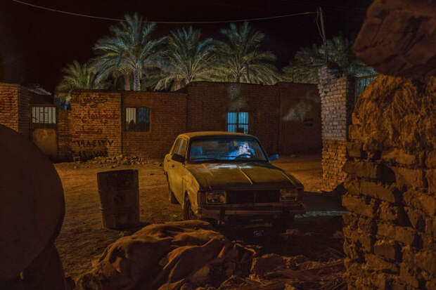 Иранский квартал, человек в машине и пальмы