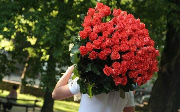 Огромный букет красных роз на День Святого Валентина - 14 февраля