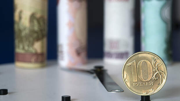 Экономить на алкоголе, одежде и косметике: Жители России приготовились существенно сократить расходы