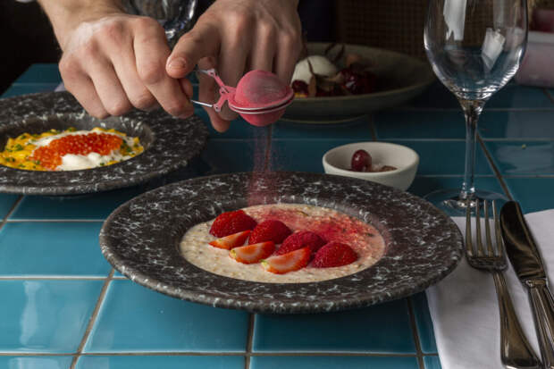 Скрембл с красной икрой, паштейш де ната и бокал игристого: авторские завтраки в ресторане Flor