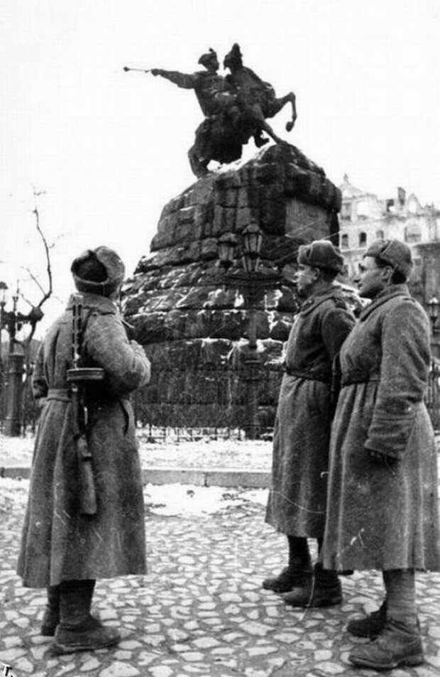 Советские солдаты-освободители у памятника Богдану Хмельницкому. Киев, 1943 год.