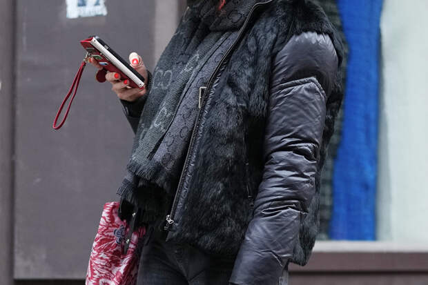 Мошенники стали превращать телефоны россиян в свои банковские карты. Как им это удается?