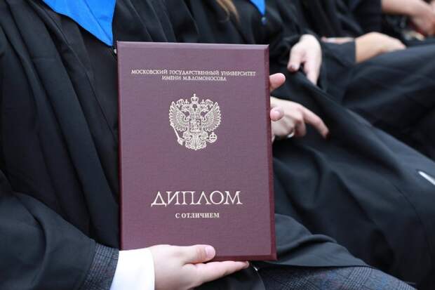 Сегодня выпускники Московского университета сделали первый шаг во взрослую жизнь, полную ярких возможностей и увлекательных событий.Фото: Елена Либрик / «Научная Россия»
