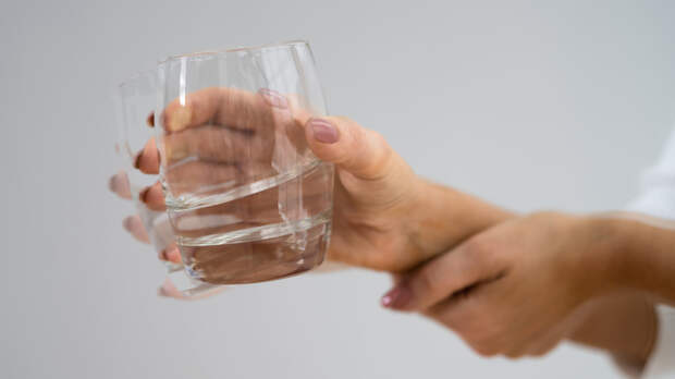 Невролог объяснил причину тремора рук