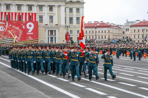 Более 4 тыс. человек примут участие в военном параде на Дворцовой площади в Санкт-Петербурге