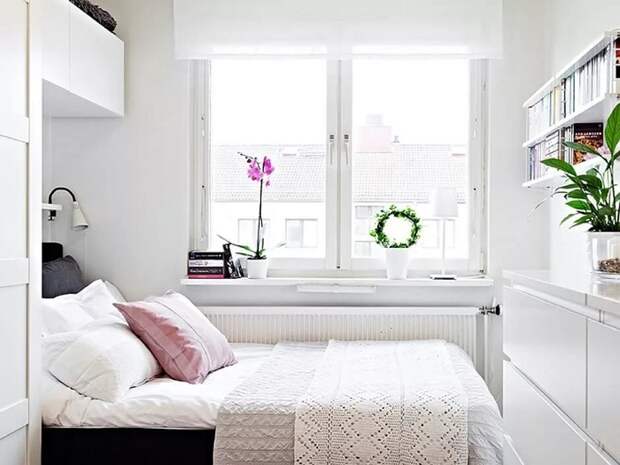 Кровать можно разместить возле окна, а шкаф - напротив. / Фото: dizainexpert.ru