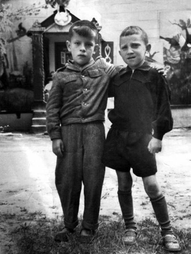 Владимир Высоцкий с другом, 1947 г