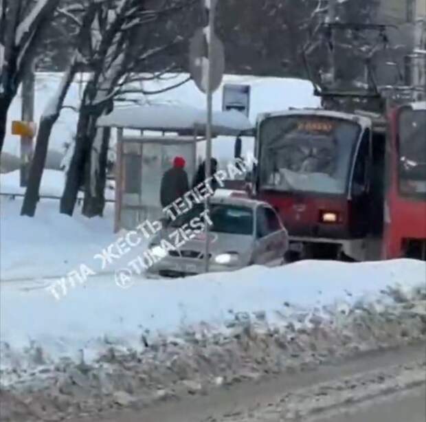 Тула: автомобиль доставки застрял на трамвайных путях улицы Станиславского.