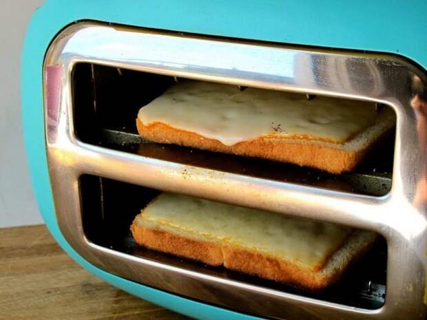 Сыр с бутербродов может попасть на нагревательные элементы тостера, и испортить его. / Фото: milayaya.ru