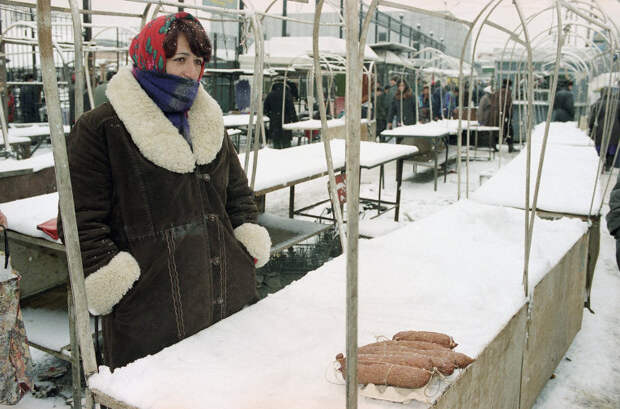Женщина на пустом рынке Грозного, 3 декабря 1994г