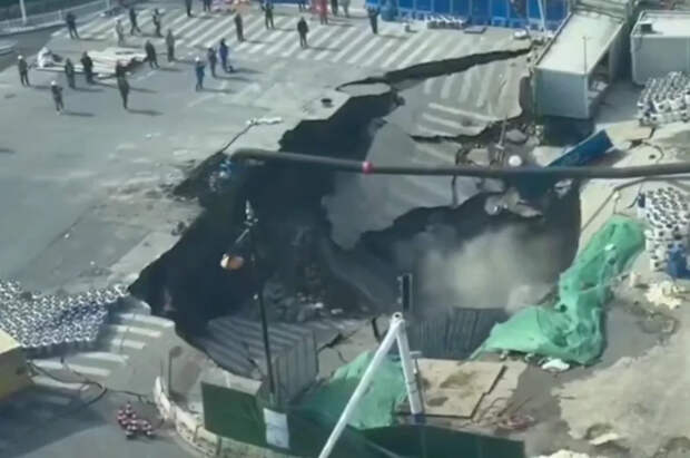 В Шанхае участок дороги за секунды провалился под землю на несколько метров