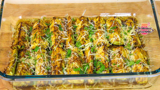 Фото к рецепту: Кабачки в духовке с зеленью, специями и сыром