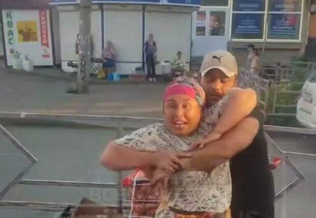 В Самаре женщина накинулась на местных жителей, когда они попросили у неё показать сертификаты на товар